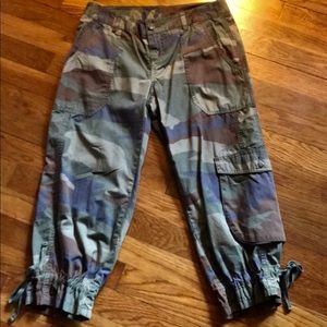 Crop camouflage pants. Has numerous pockets 👏🏼
